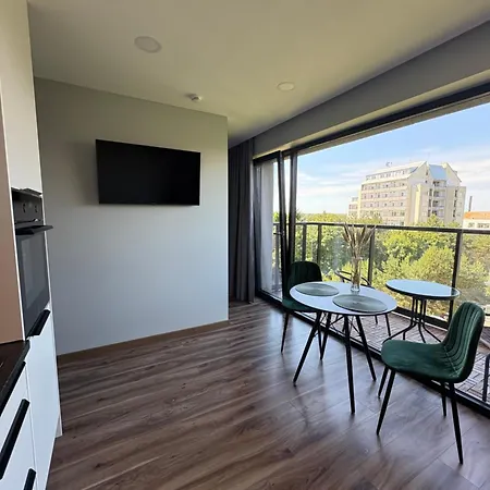 Cozy With Balcony In Apartment *